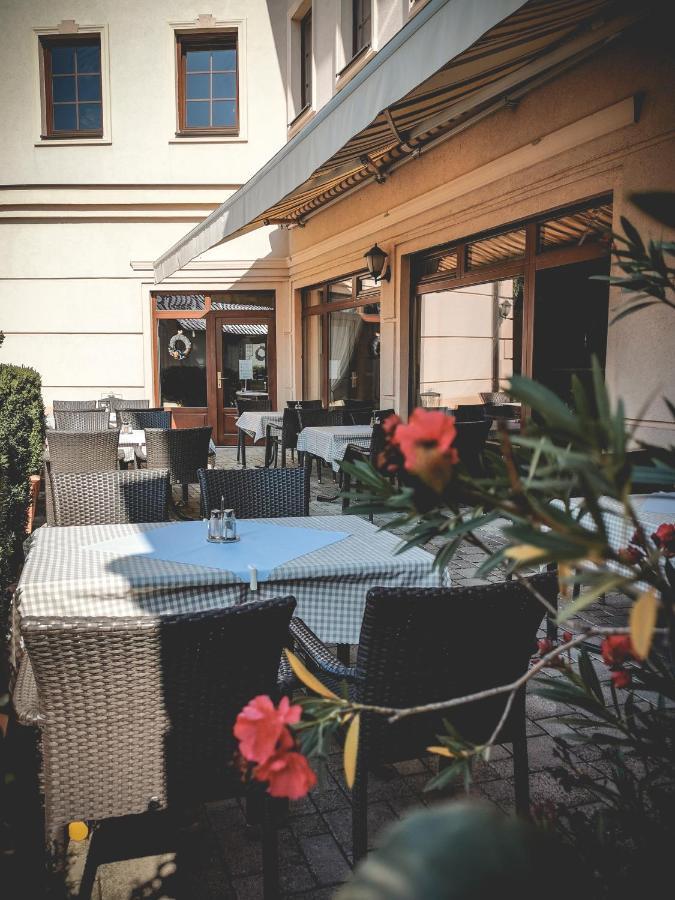 Restaurant Pansion Wien Cierny Brod 外观 照片