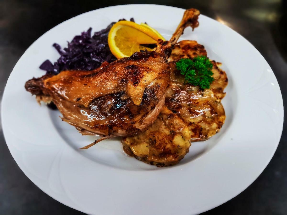 Restaurant Pansion Wien Cierny Brod 外观 照片
