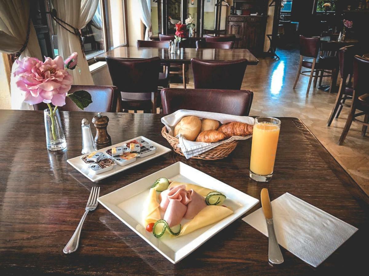 Restaurant Pansion Wien Cierny Brod 外观 照片