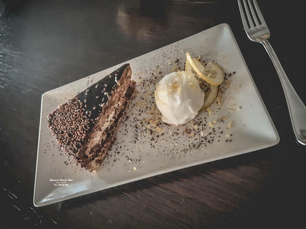 Restaurant Pansion Wien Cierny Brod 外观 照片